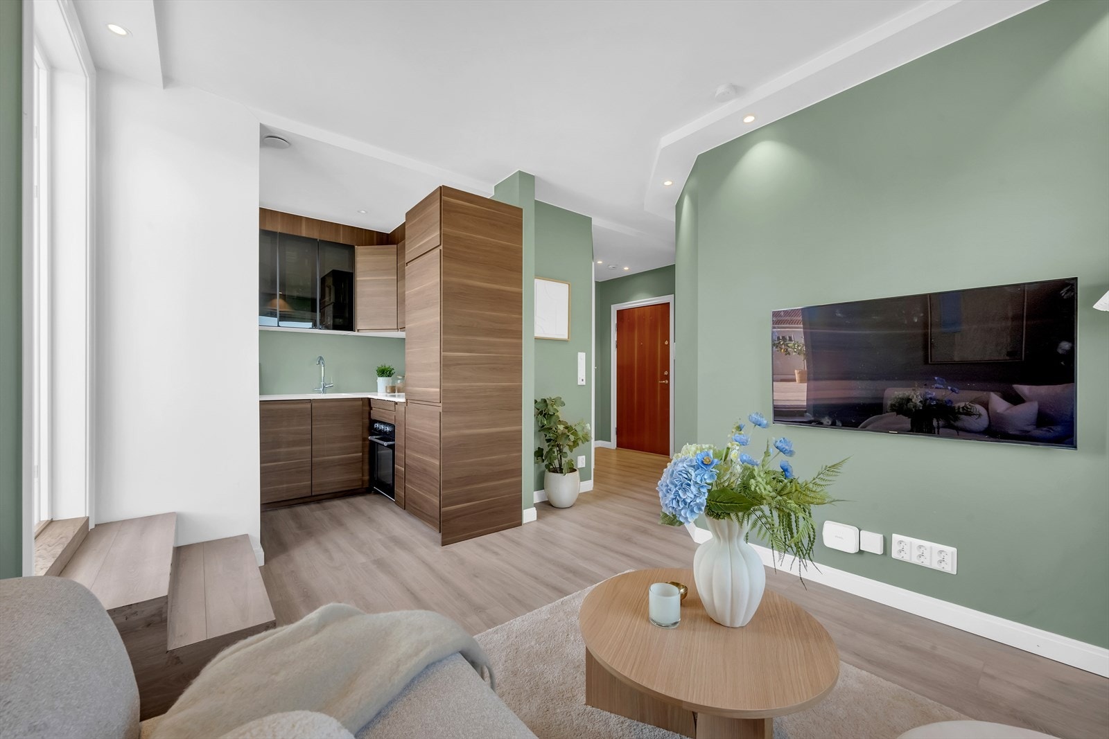 Kjøkkenet er i åpen løsning mot stuen, noe som skaper en hyggelig og sosial atmosfære. Galleribilde