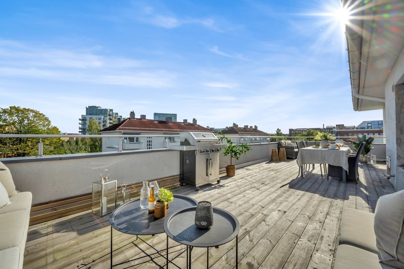 Dette er en stilren og lys 2-roms leilighet i byggets 4. etasje, med utgang til en spektakulær og privat takterrasse som byr på sol hele dagen. Galleribilde