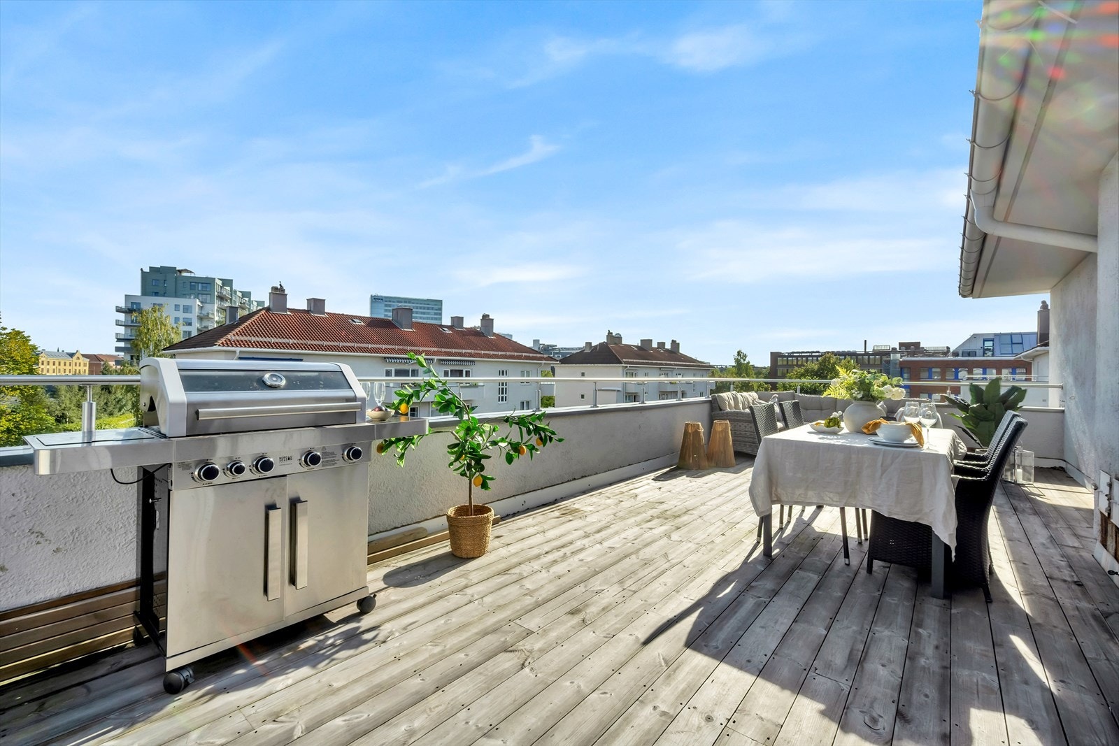 Denne romslige terrassen fungerer som en perfekt forlengelse av stuen, spesielt i vår- og sommerhalvåret, hvor utearealet blir et naturlig samlingspunkt for familie og venner. Galleribilde