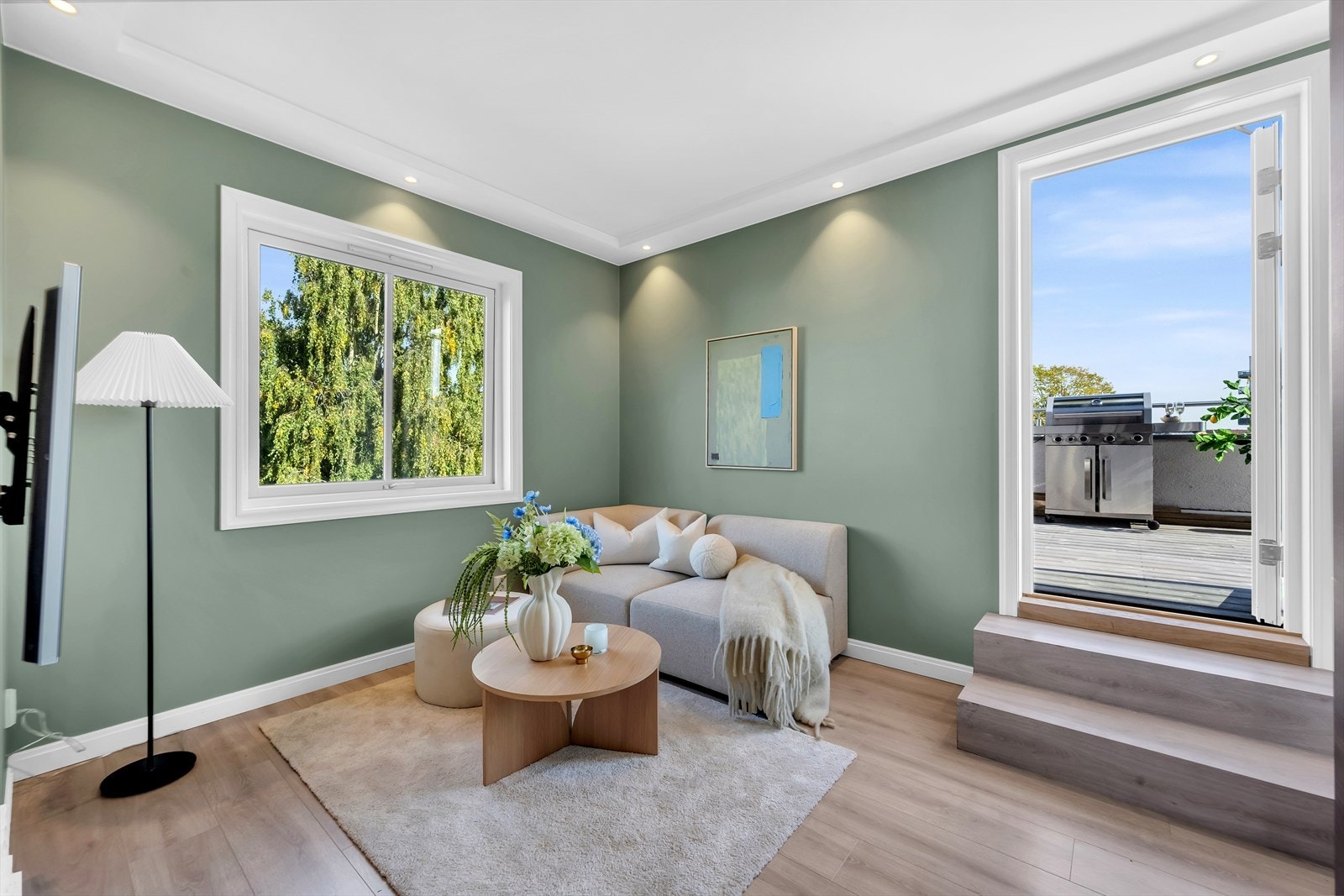 Stuen er lys og luftig med store vindusflater som sørger for rikelig med innslipp av naturlig lys. Galleribilde