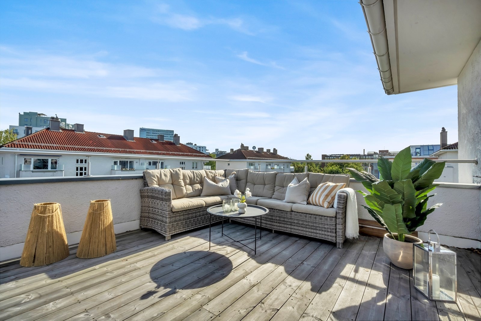 Enten det er til en rolig morgenkaffe, middag i solnedgangen eller et sosialt grillparty, legger terrassen til rette for trivsel og samvær. Galleribilde