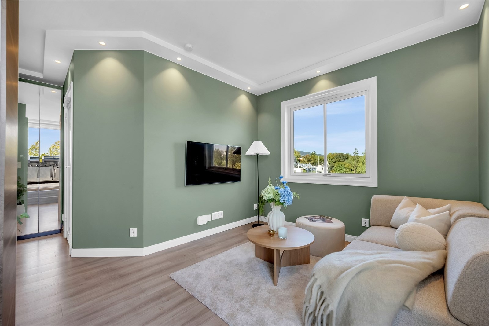 Planløsningen åpner opp for flere møbleringsmuligheter med god plass til sofagruppe, TV-møbler og spisebord med tilhørende stoler. Galleribilde