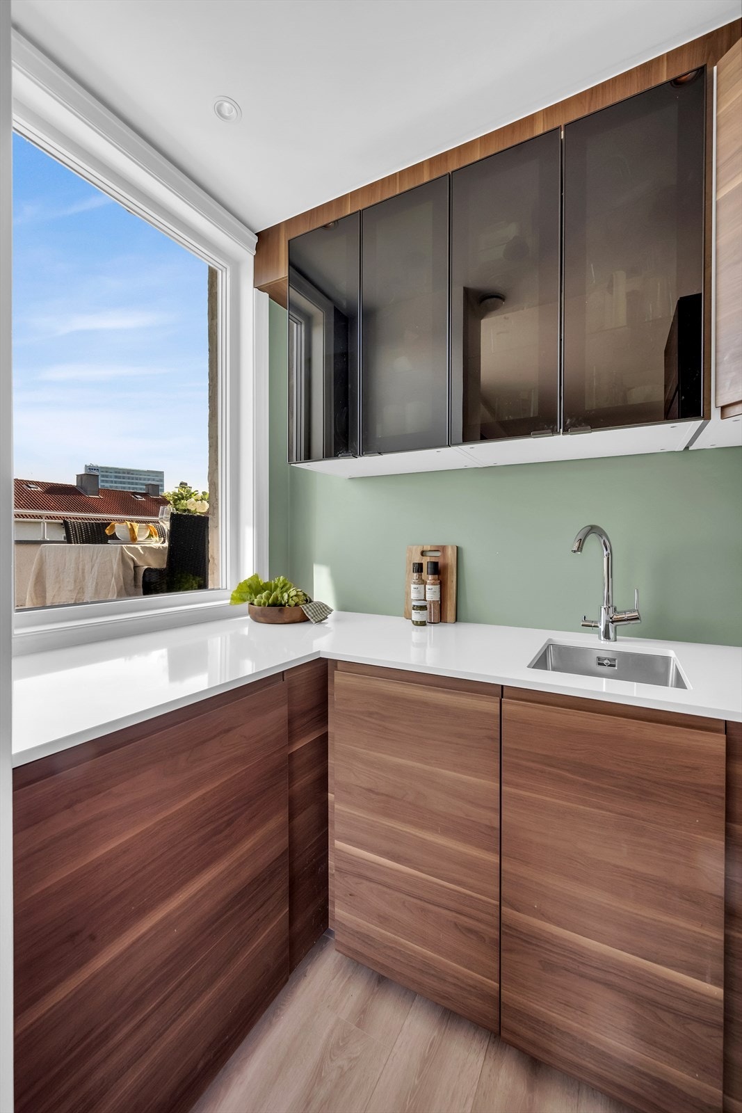 Det er fullt utstyrt med integrert platetopp, stekeovn, oppvaskmaskin og kjøl/fryseskap. Galleribilde