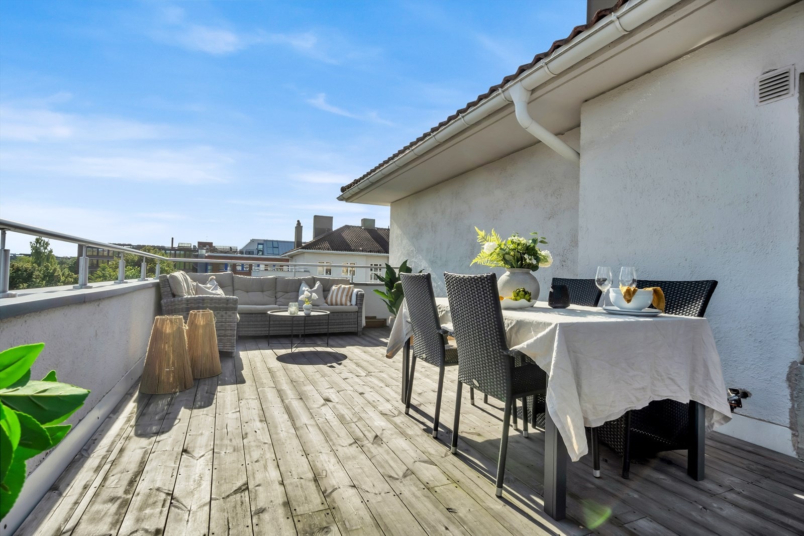 Med god plass til å innrede med komfortable utemøbler, frodige planter og en gass- eller elektrisk grill, kan du skape et avslappende uterom hvor det er lett å tilbringe tid sammen og skape hyggelige minner. Galleribilde