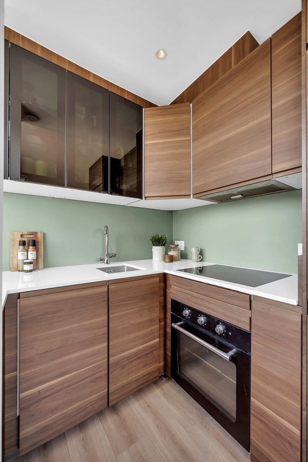 I tillegg er det avtrekk over kokeplassen, noe som sikrer god ventilasjon under matlagingen. Galleribilde