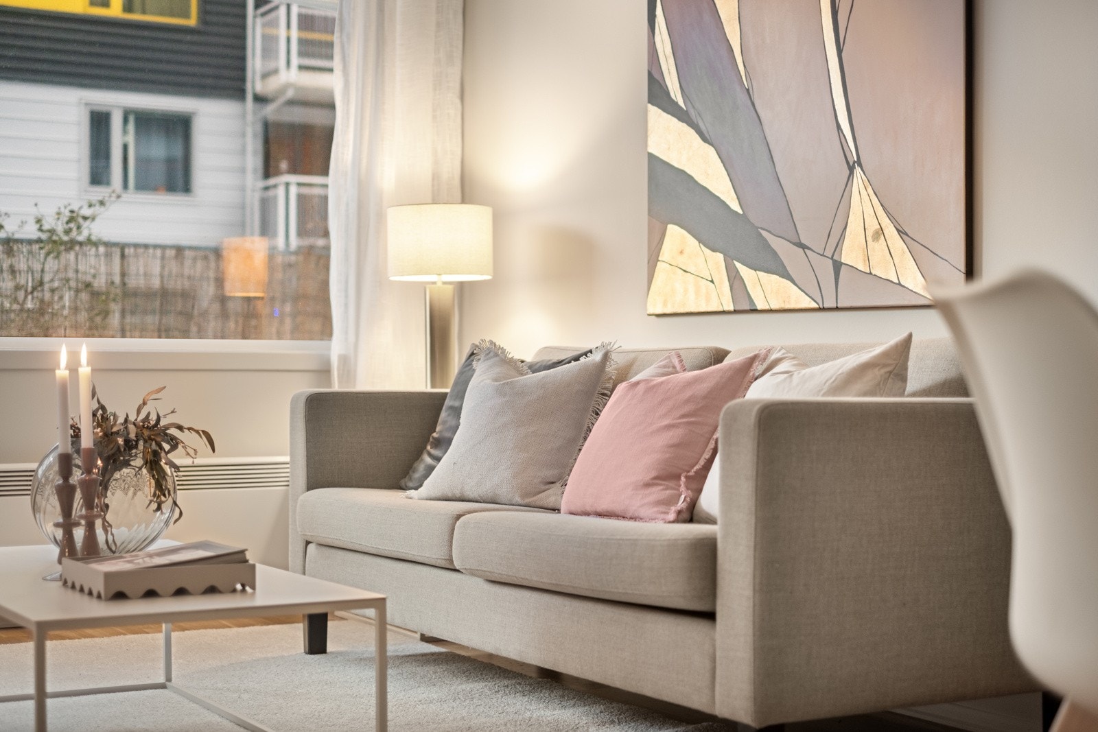 Fra stuen er det utgang til den sørvestvendte markterrassen med flotte solforhold. Galleribilde