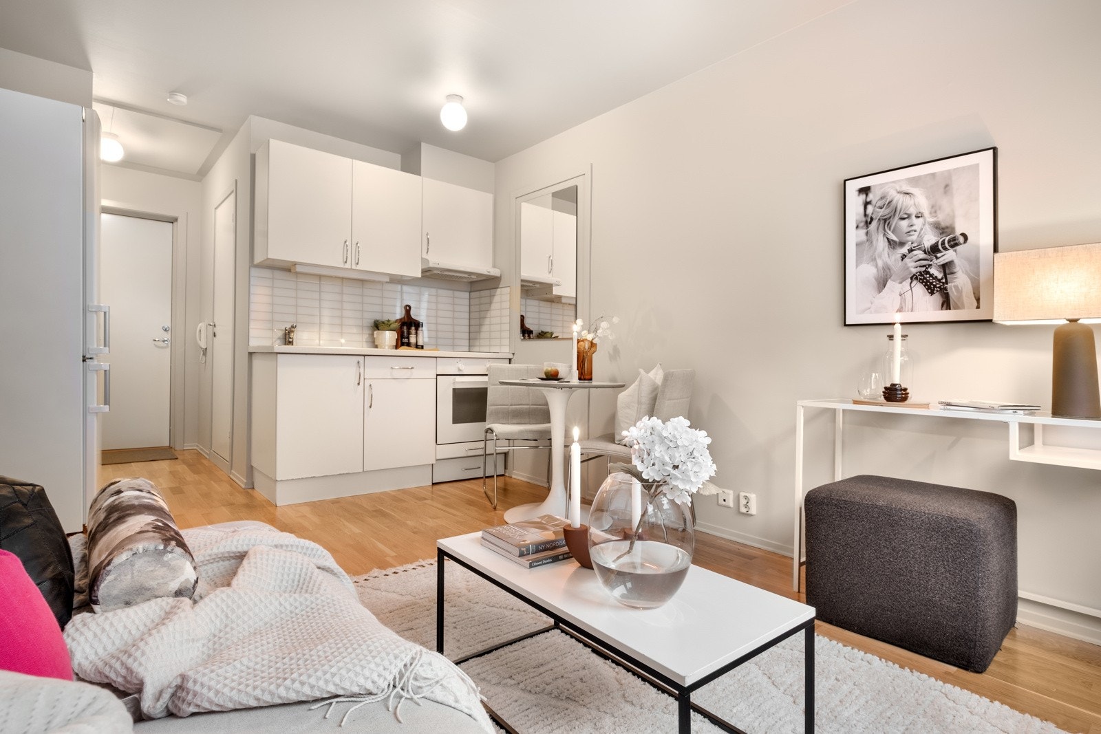 Utleiedelen har egen inngang med bad og stue/kjøkken/soverom. Galleribilde