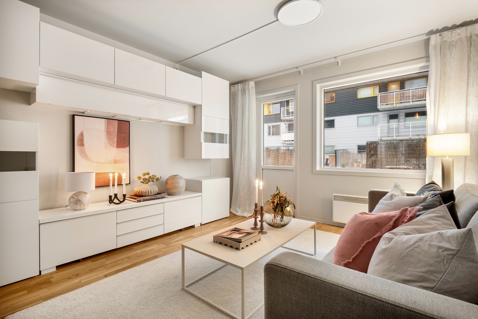 Entreen tar deg videre inn i boligens åpne- stue og kjøkkenløsning. Galleribilde