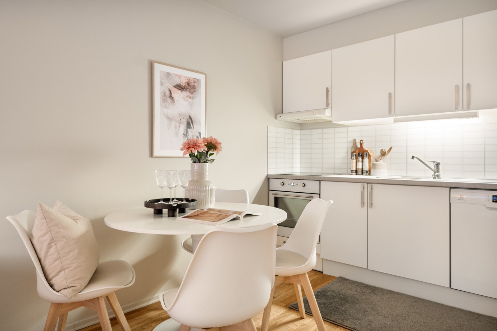 Spisebordet ligger praktisk plassert mellom stuen og kjøkkenet. Her kan man samle familie og venner til hyggelige stunder. Galleribilde