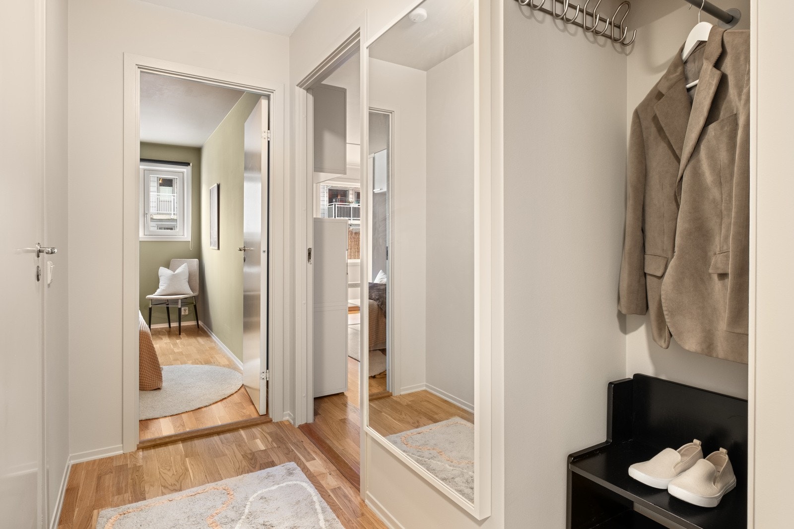 Velkommen inn! I gangen er det porttelefon og plass til å sette ifra seg sko og henge opp ytterklær. Galleribilde