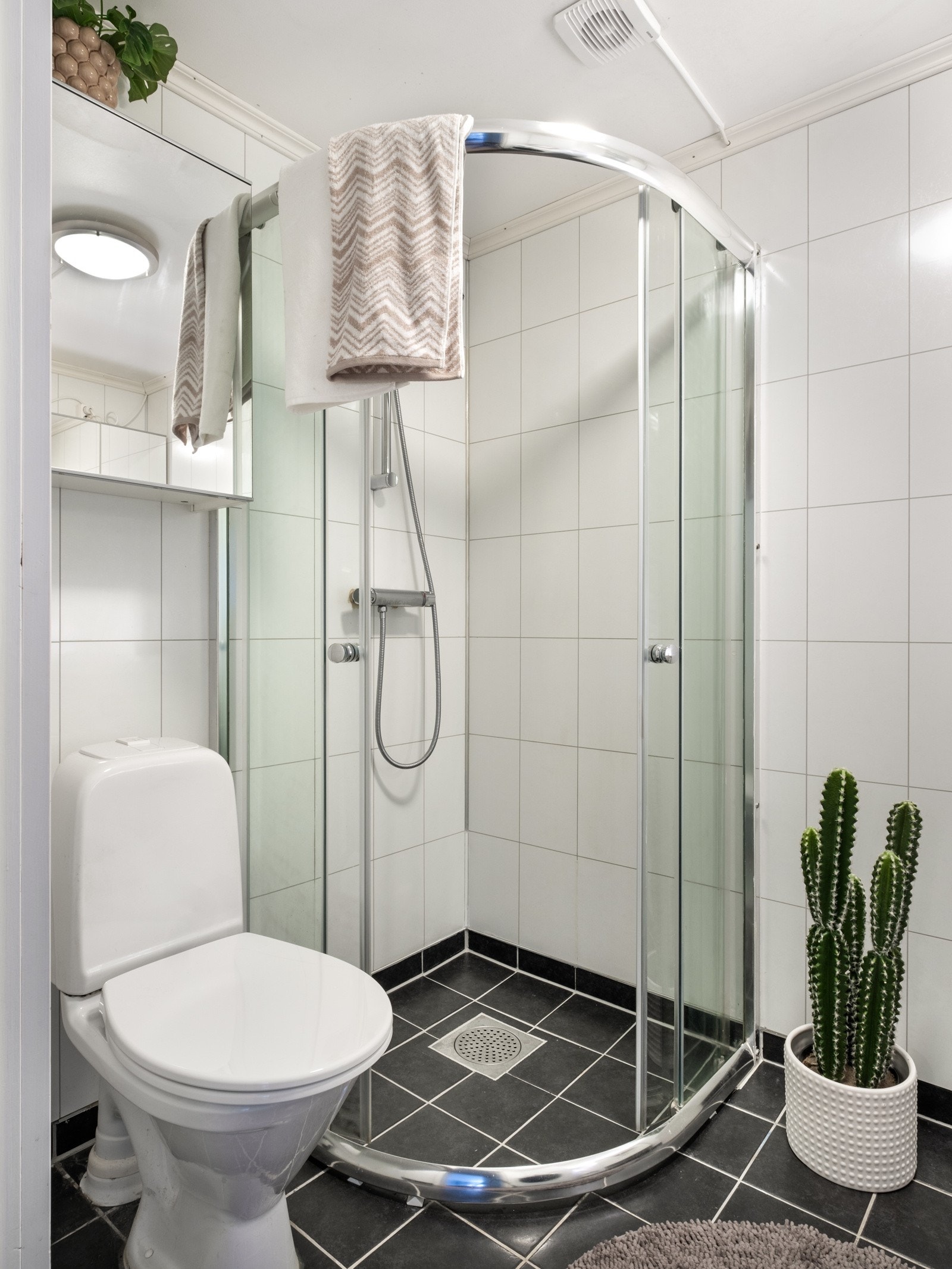 Badet har fliser på gulv med behagelig varme. Badet er videre utstyrt med toalett, servant og dusjhjørne. Galleribilde