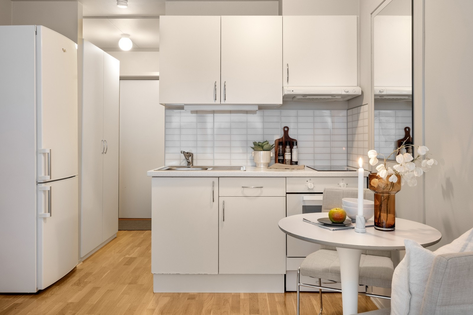 Stuen er malt i lyse delikate farger og har kjøkken med hvite fronter. Hvitevarer på kjøkkenet som komfyr og kjøl-fryseskap følger med i handelen. Galleribilde