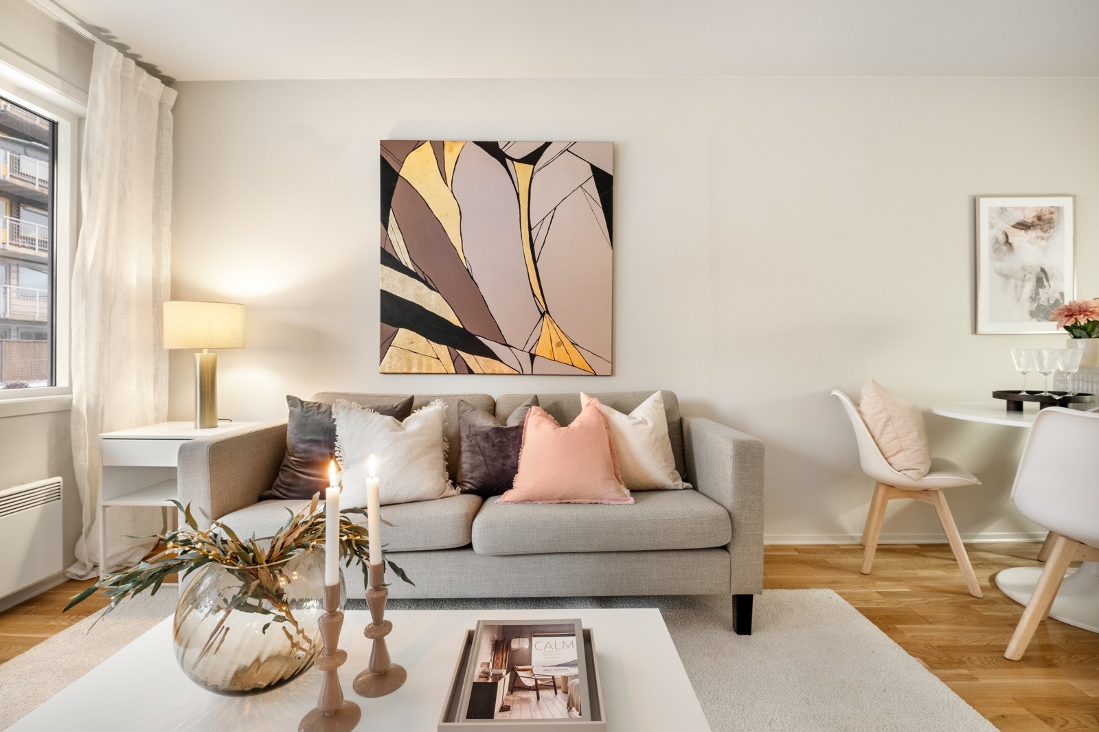 Her er det plass til både sofakrok, tv-møblement og spisebord. Galleribilde