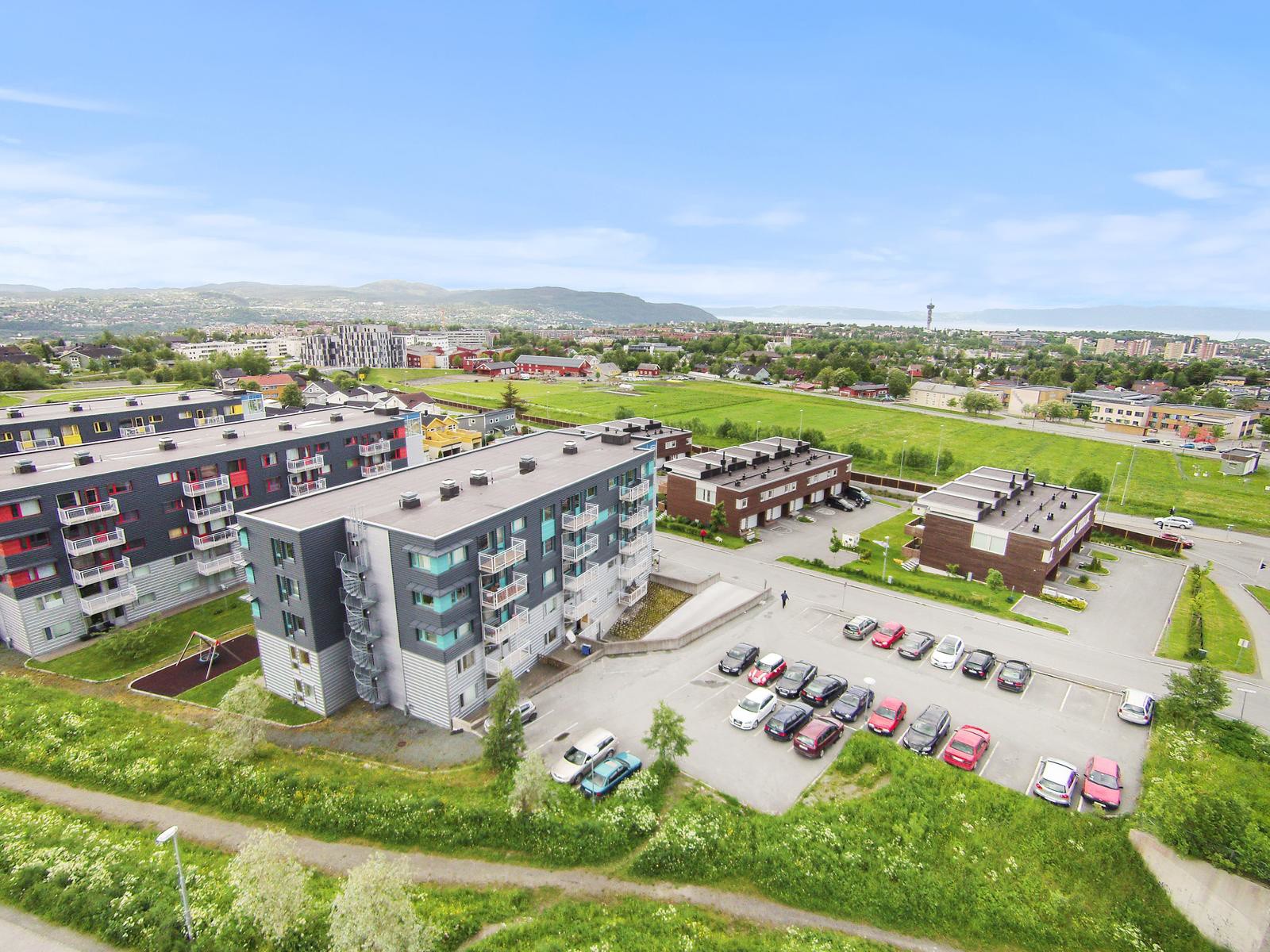 Nedre Bergheim Borettslag består av 110 enheter. Det er gratis parkering for beboerne utenfor blokkene og på den store parkeringsplassen. Galleribilde