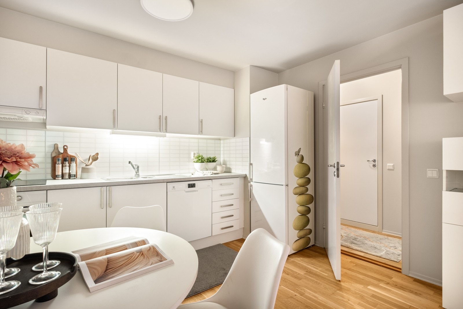 Kjøkkenet er utstyrt med komfyr, oppvaskmaskin og kombinert kjøl- og fryseskap. Galleribilde