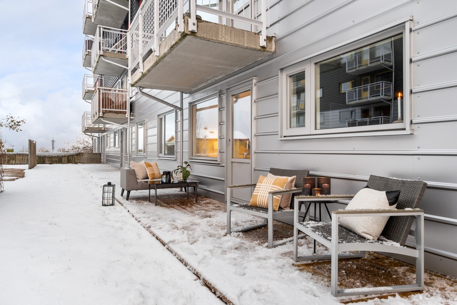 Boligen har en trivelig markterrasse med en sørvestvendt orientering som gir svært gode solforhold. Her har man usikt mot Tyholttårnet. Galleribilde