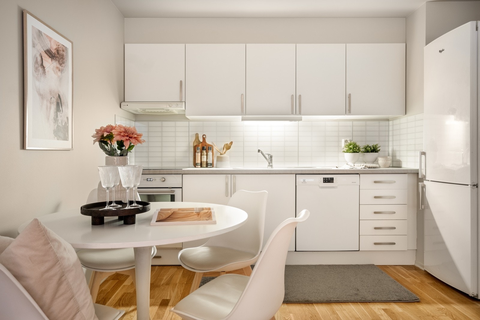 Kjøkkenet har en hvit innredning med godt med skap- og benkeplass. Galleribilde