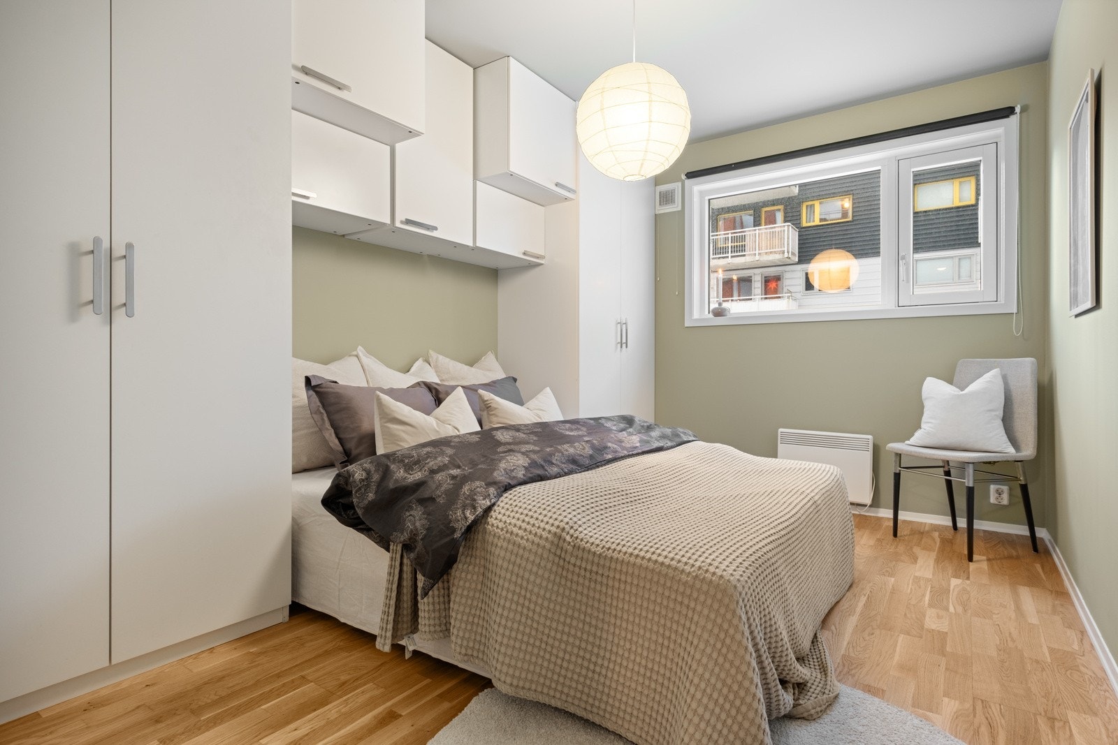 Romslig soverom på 10,5 kvm. Soverommet har plass til dobbeltseng, godt med skap- og kontorplass. Galleribilde