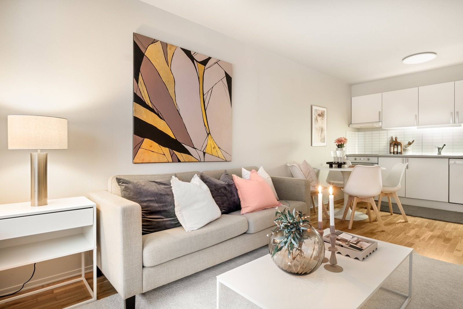 Stuen og kjøkkenet er 21 kvm og har parkett på gulv og moderne farger på vegger. Galleribilde