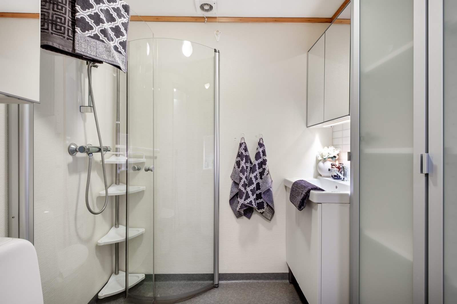 Badet er målt til 3 kvm og er innredet med dusjhjørne, toalett og servant. Galleribilde