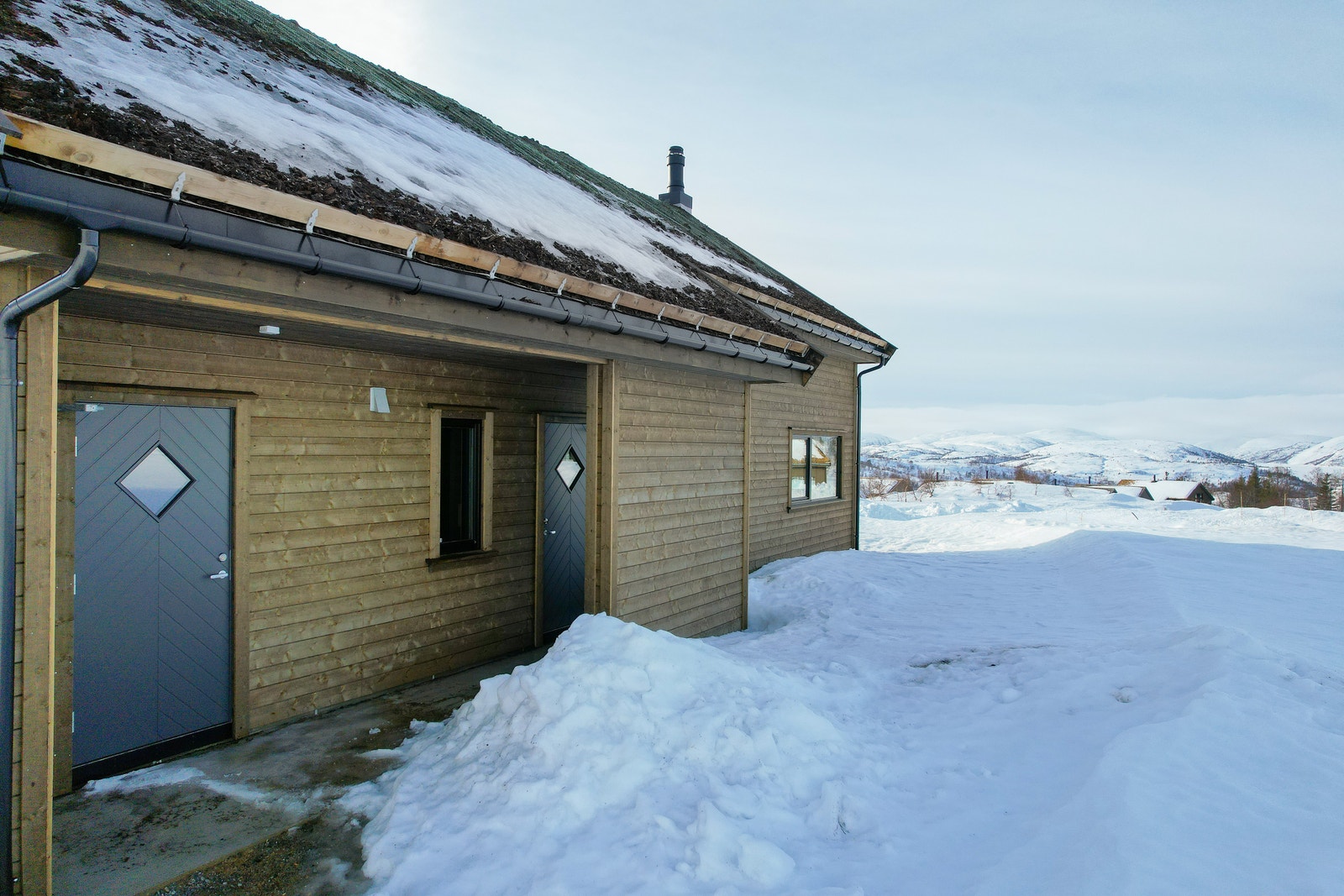 Praktisk inngangsparti med vindfang. 2 dører som fører inn til skistall, vaskerom og entre. Galleribilde
