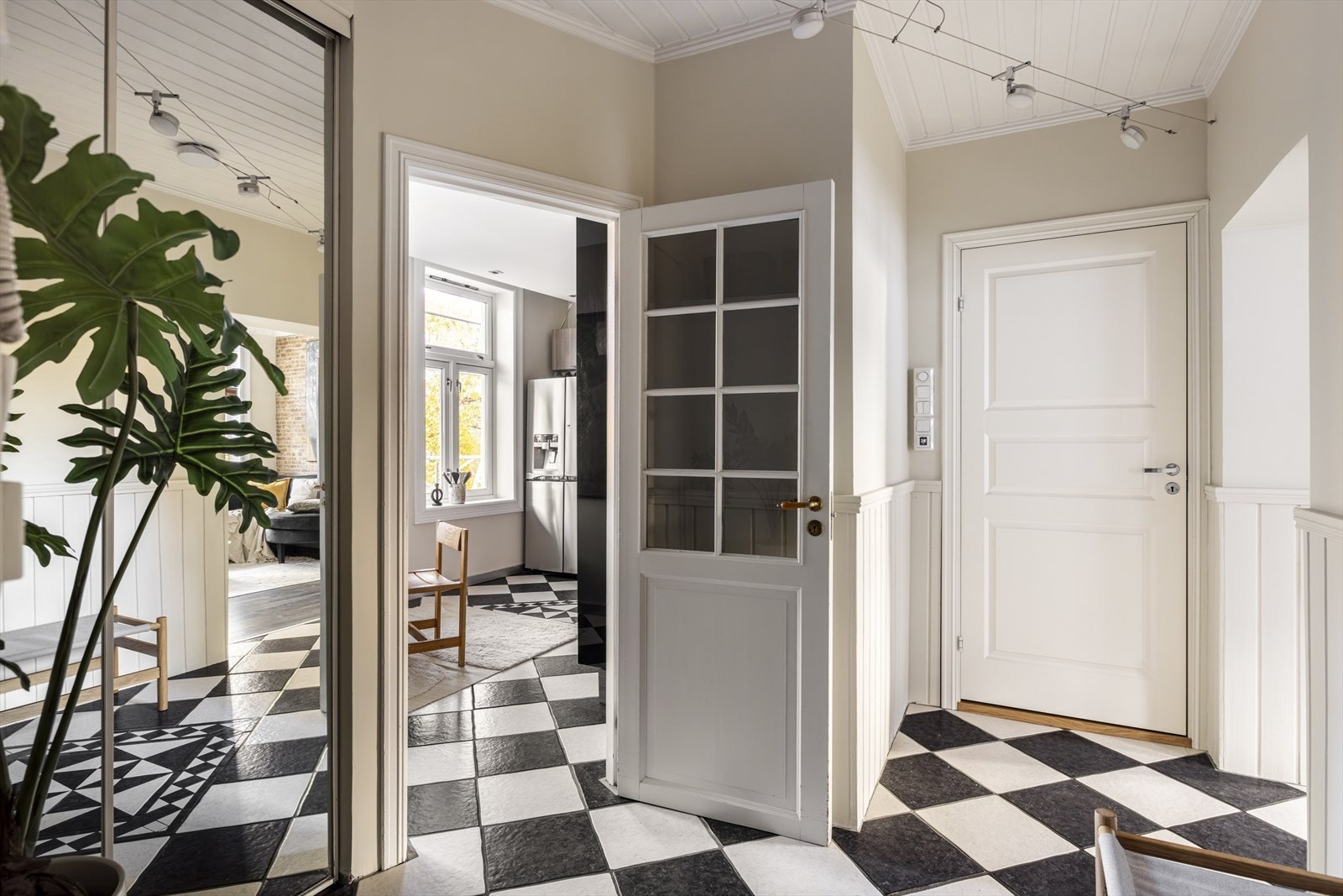 Gangen har praktisk flislagt gulv med gulvvarme Galleribilde