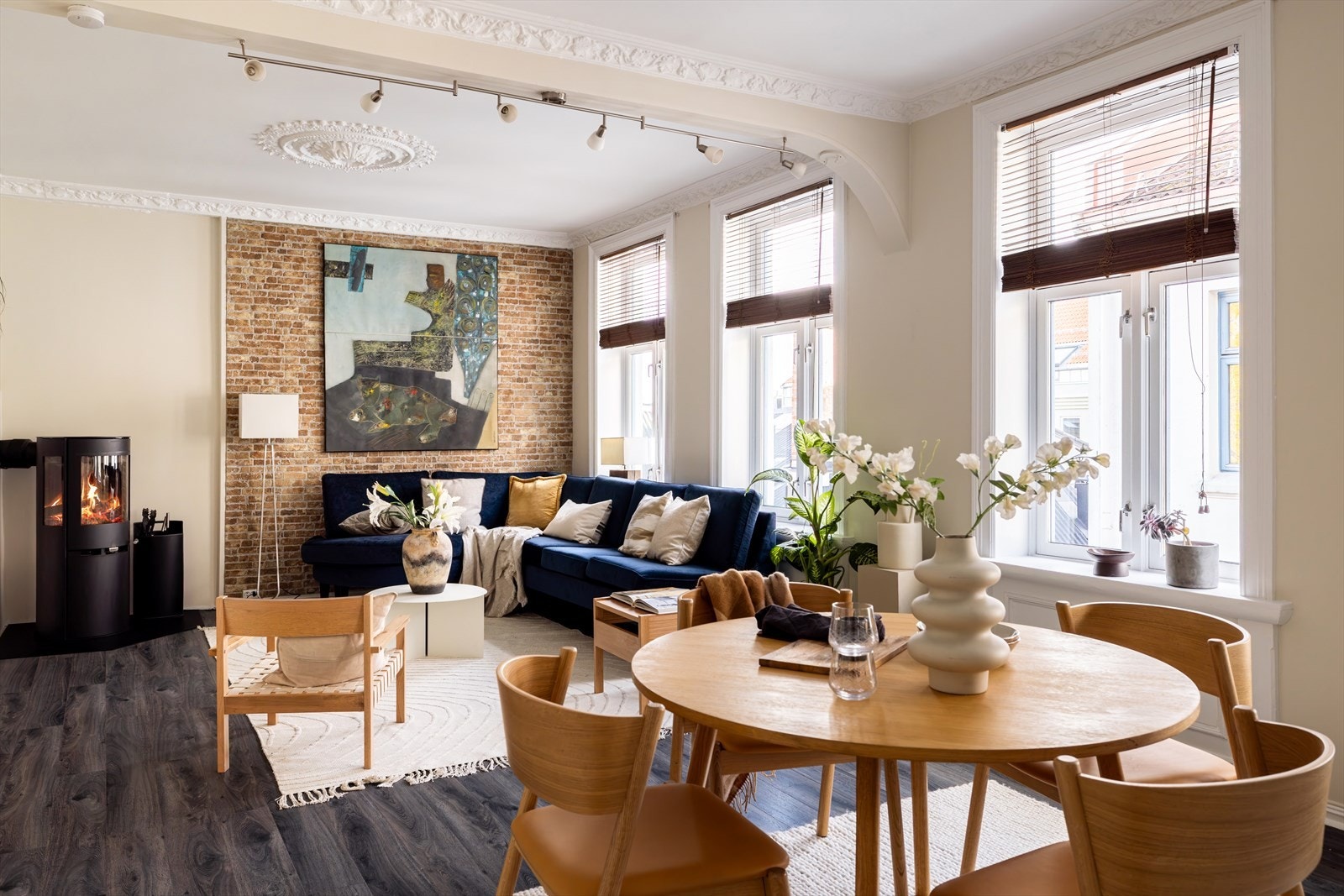 Stor og klassisk 5-roms med separat kjøkken beliggende sentralt og tilbaketrukket i indre gård på populære Torshov Galleribilde