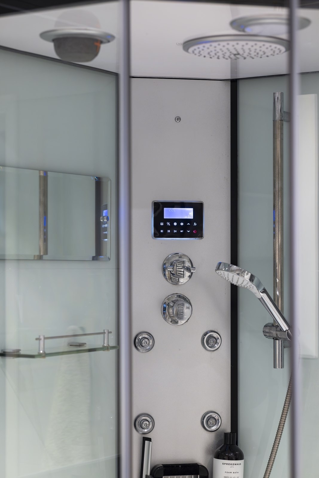 Stort og deilig dusjkabinett med infrarød sauna. Rommet har mekanisk avtrekk Galleribilde