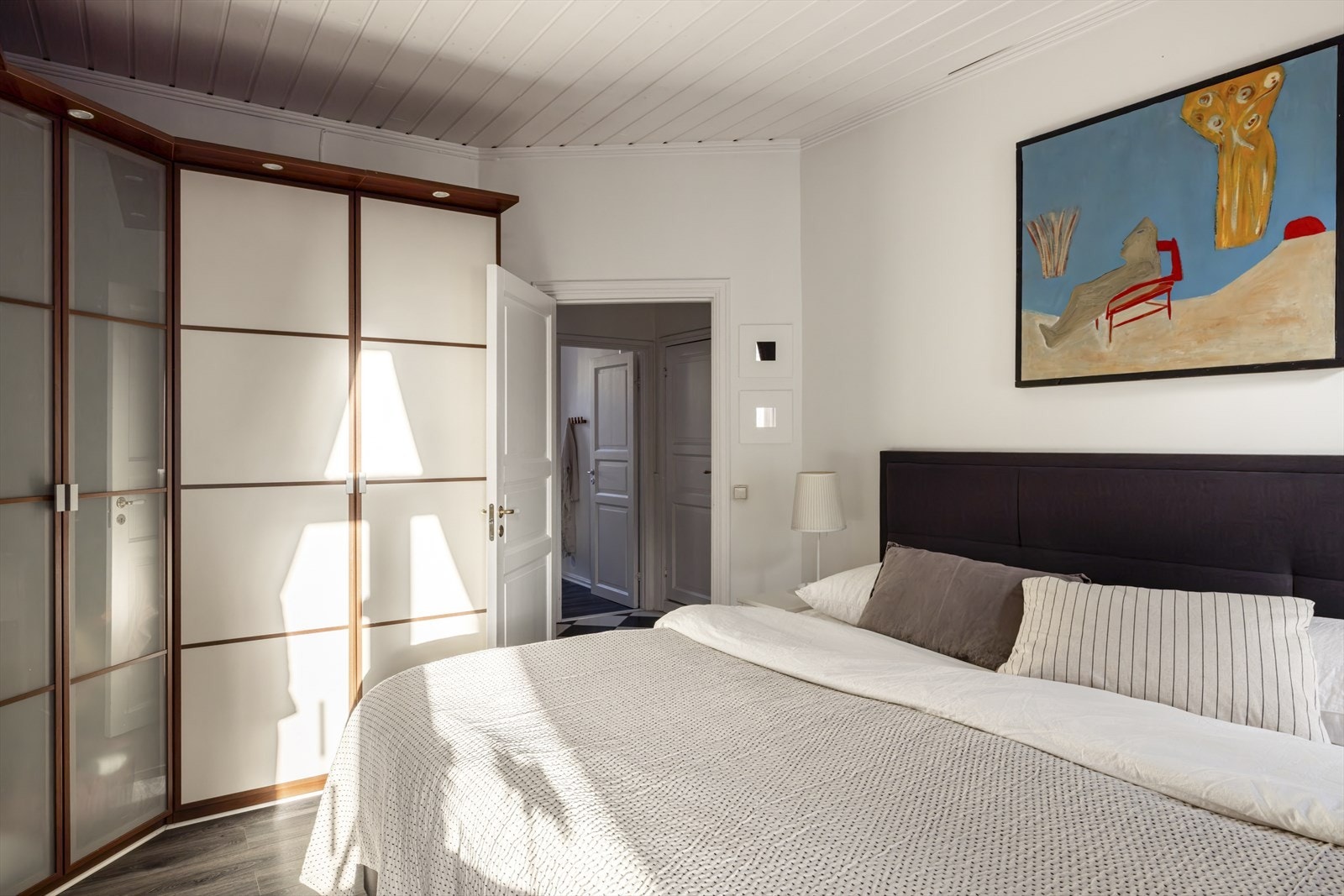 Det er godt med skapplass i medfølgende garderobeskap Galleribilde