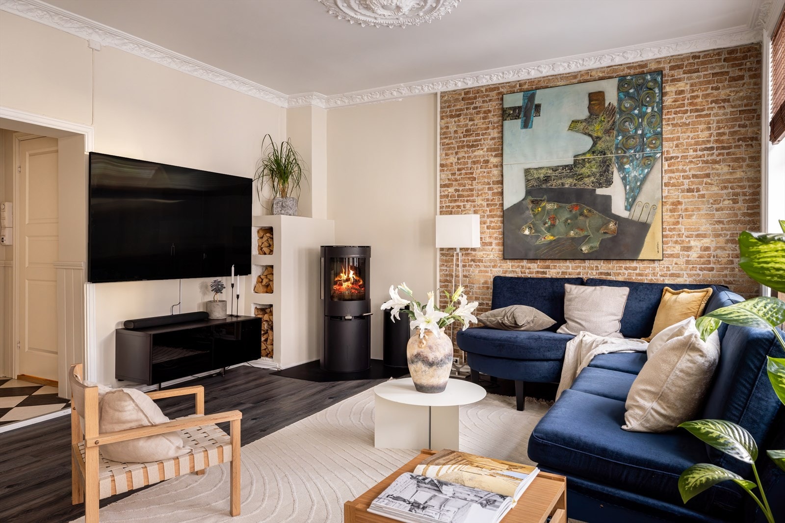 Gjennomgående leilighet med svært privat og tilbaketrukket beliggenhet i indre gård Galleribilde