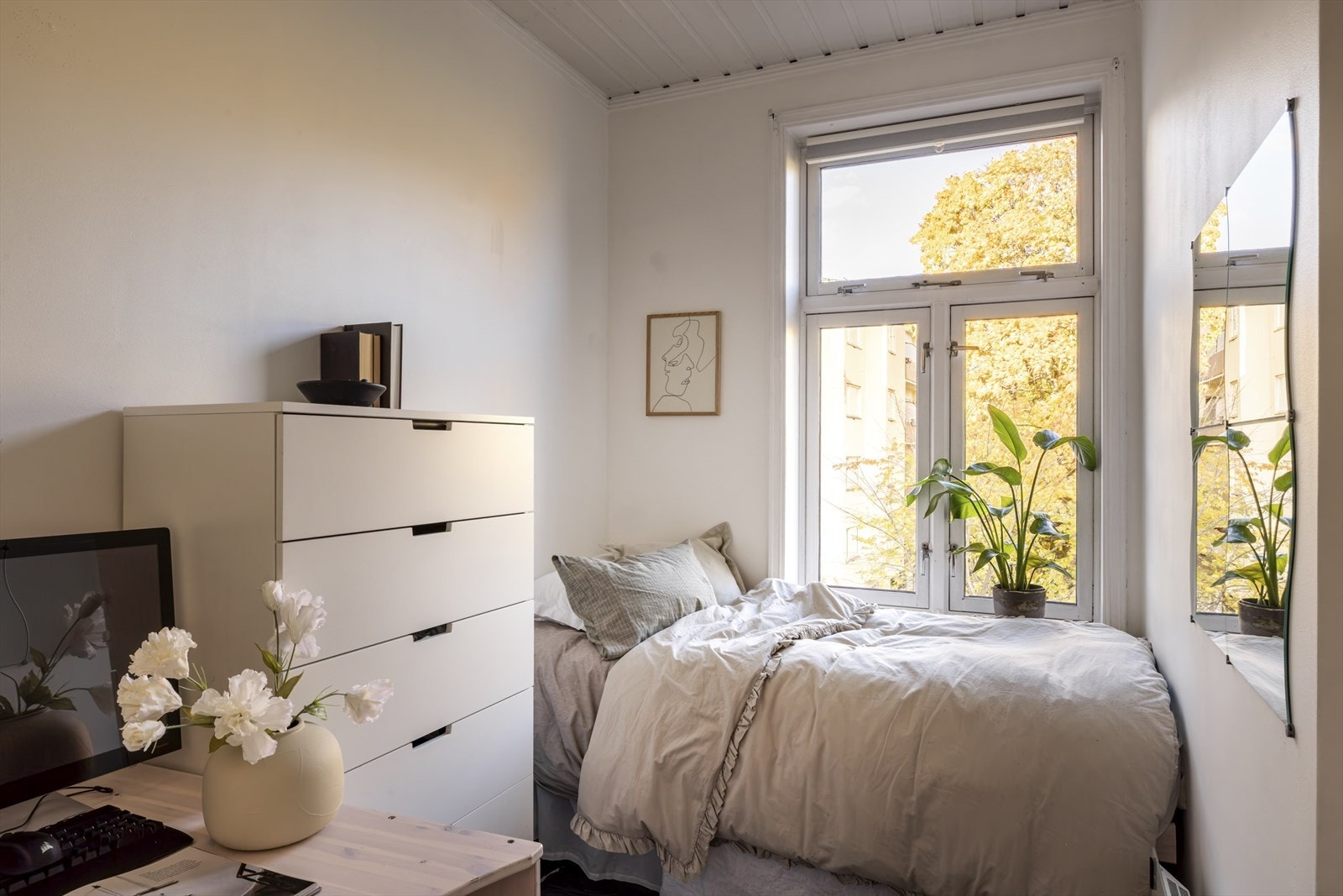 Soverom 2 er innredet med seng, kommode og skrivepult Galleribilde