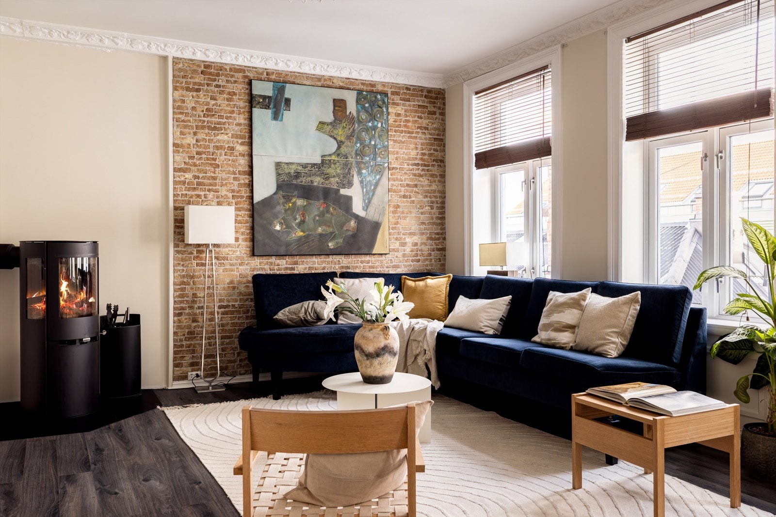 Pen og effektiv peisovn i hjørnet av stuen gir godt med varme på kaldere dager Galleribilde