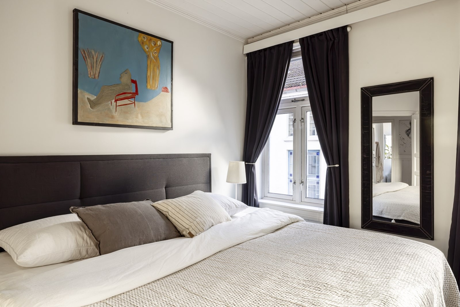 Romslig hovedsoverom med god plass til dobbeltseng og tilhørende møblement Galleribilde