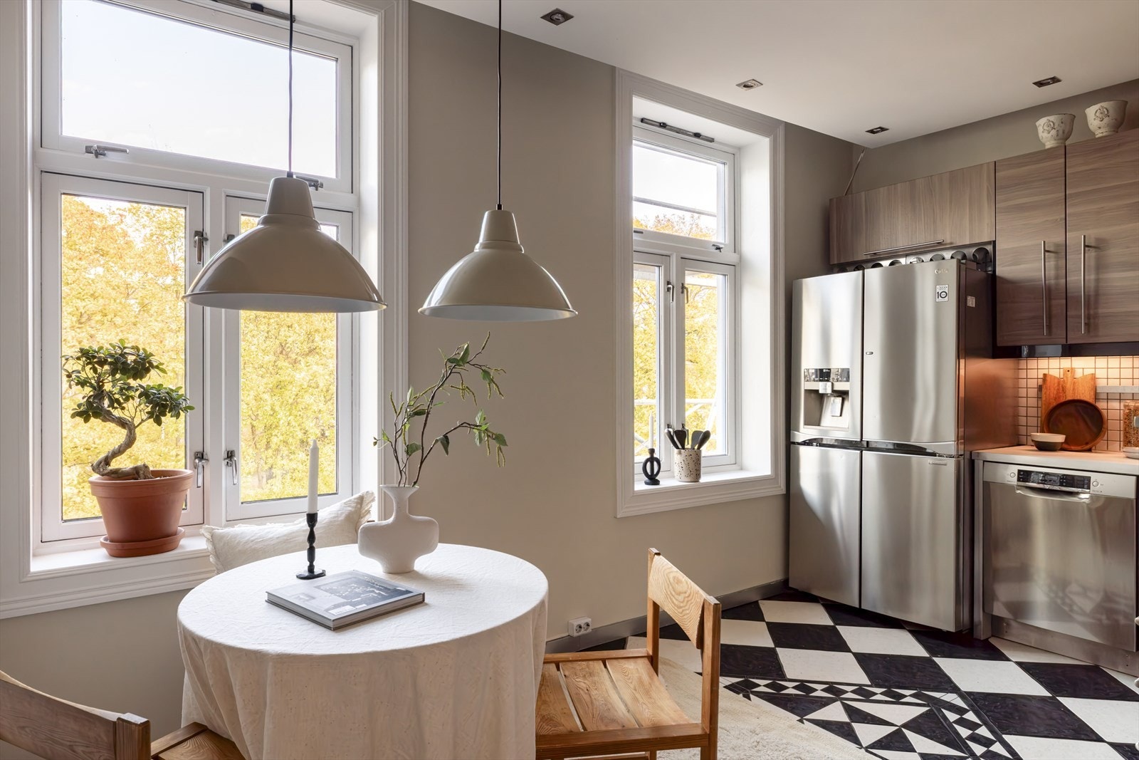 Romslig, separat kjøkken med plass til et hyggelig spisebord Galleribilde