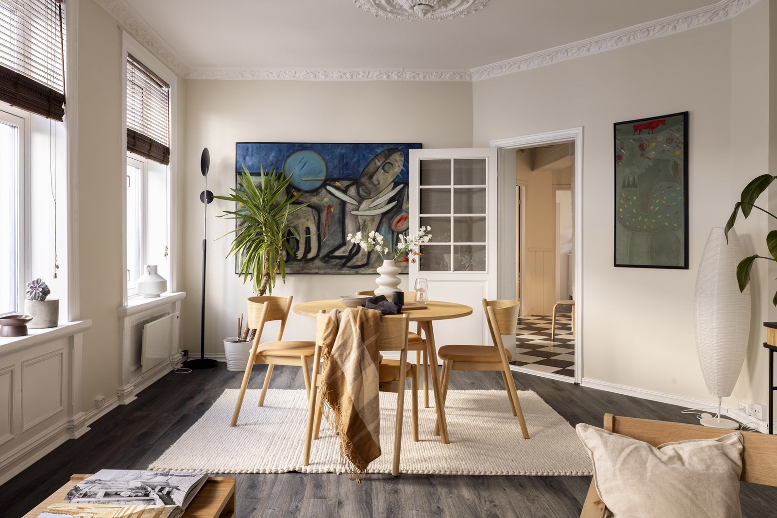 Det er god plass til sofagruppe, spisebord og annet ønsket møblement Galleribilde