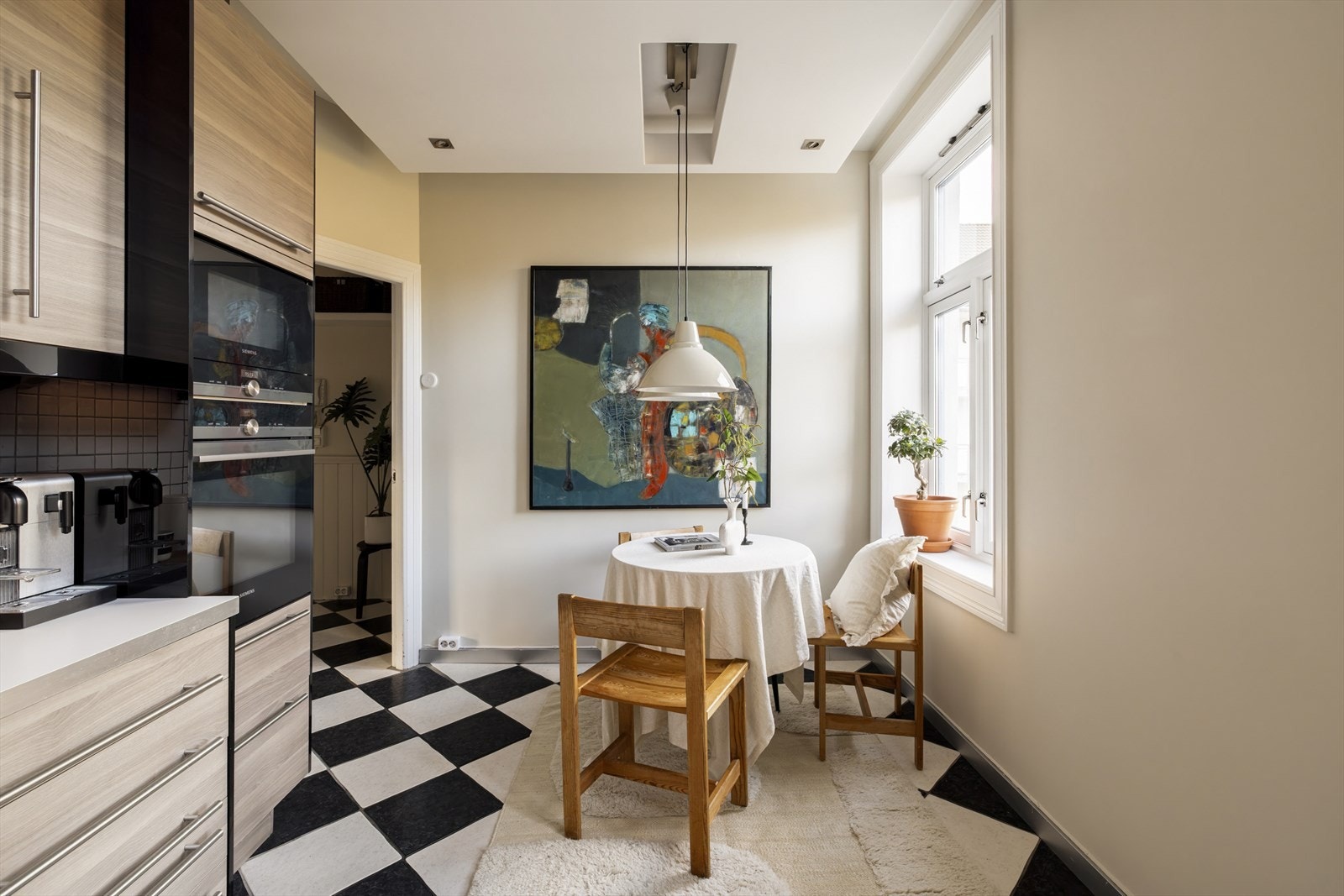 Kjøkkenet er nymalt i en lys og delikat farge Galleribilde