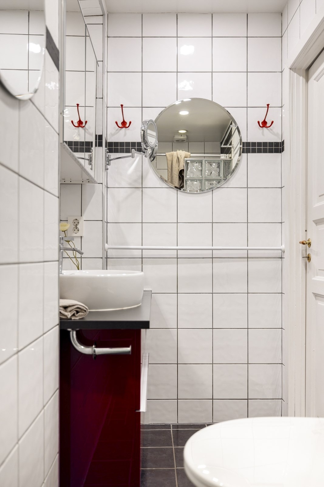 Badet er fra 2016, med nytt vegghengt toalett fra 2020 Galleribilde