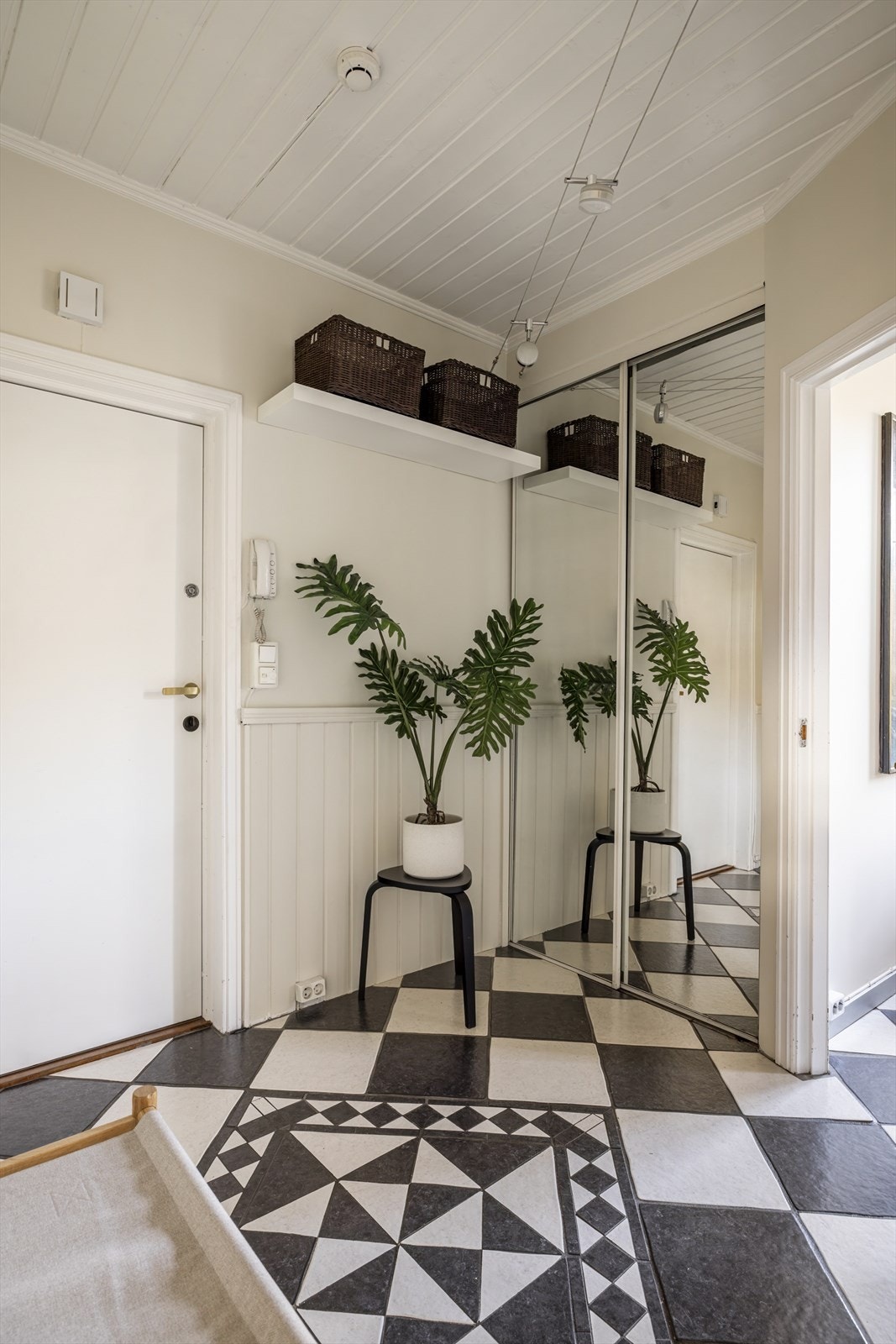 Innbyende entré utstyrt med innebygd skyvedørsgarderobe med speilfronter Galleribilde