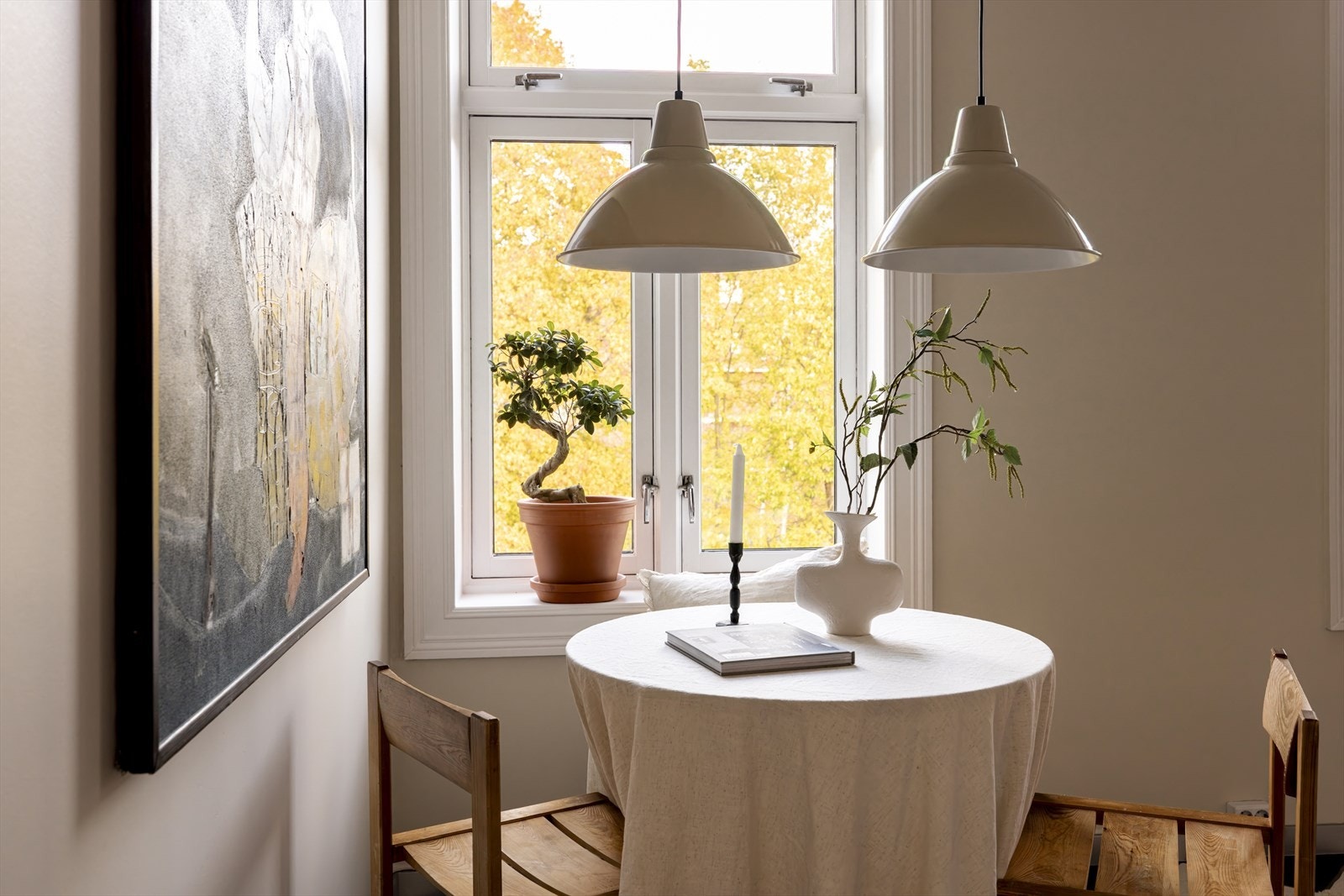 Boligen vender mot bilfritt gårdsrom på begge sider med flotte lysforhold Galleribilde