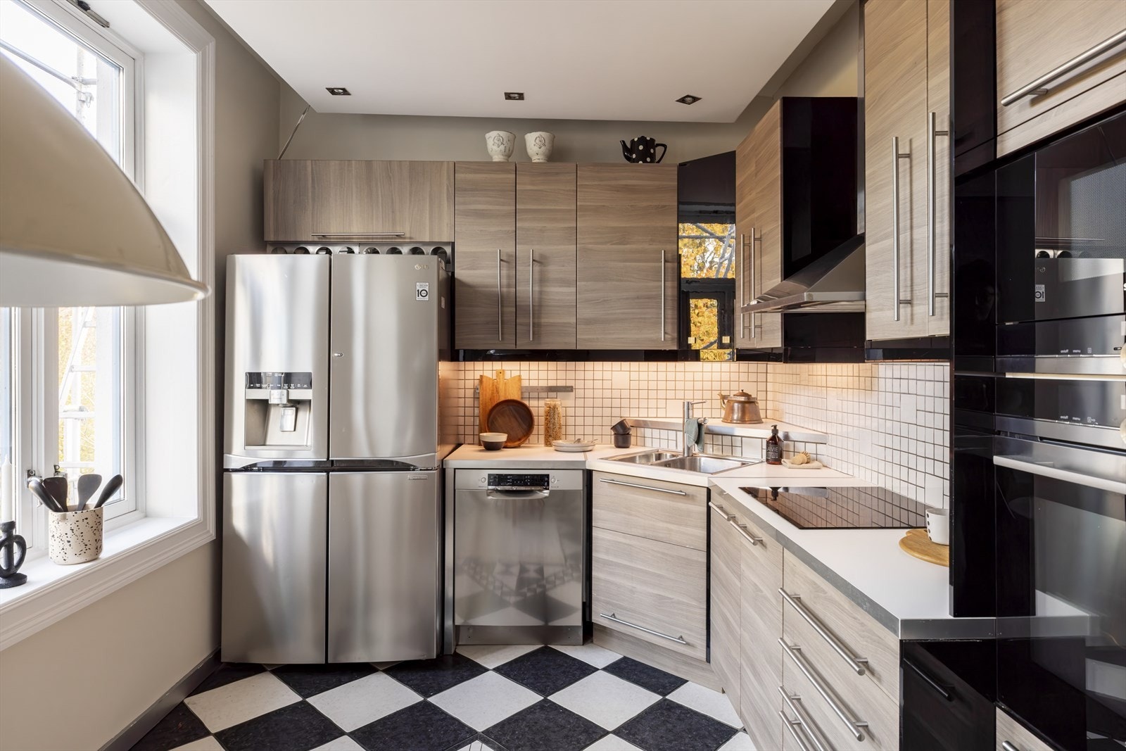 Funksjonelt IKEA-kjøkken med rikelig med skap- og benkeplass Galleribilde