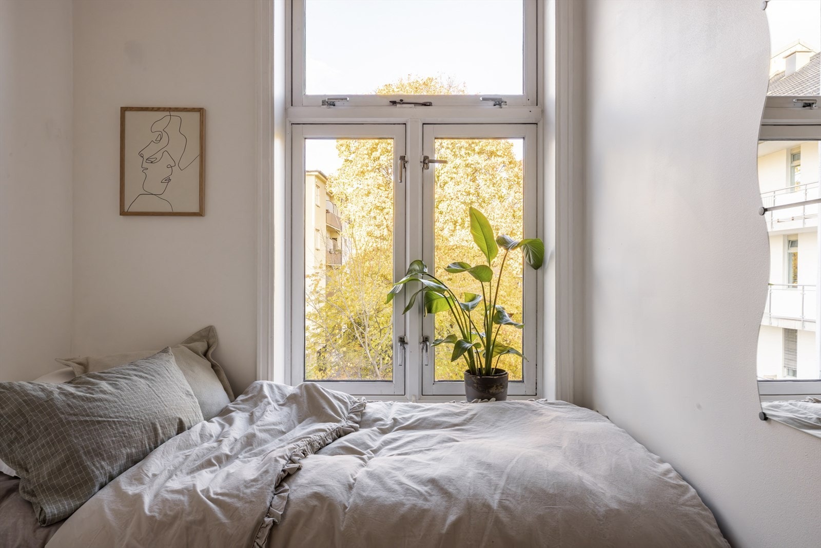 Rommet ligger fint til, vendt ut mot en rolig bakgård Galleribilde