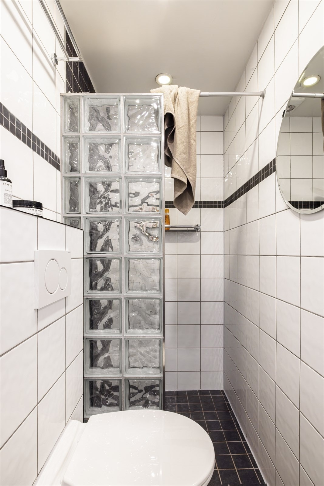 Bad 2 er utstyrt med toalett og dusj Galleribilde