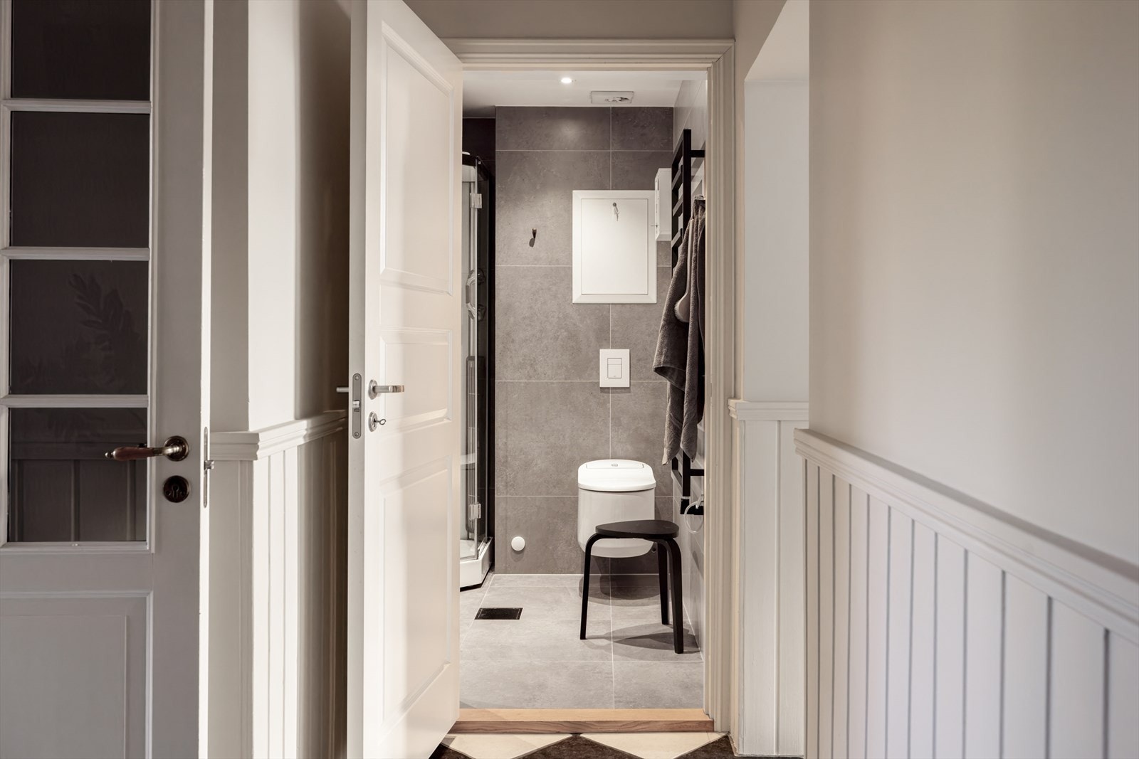 Lekkert flislagt bad fra 2022 Galleribilde