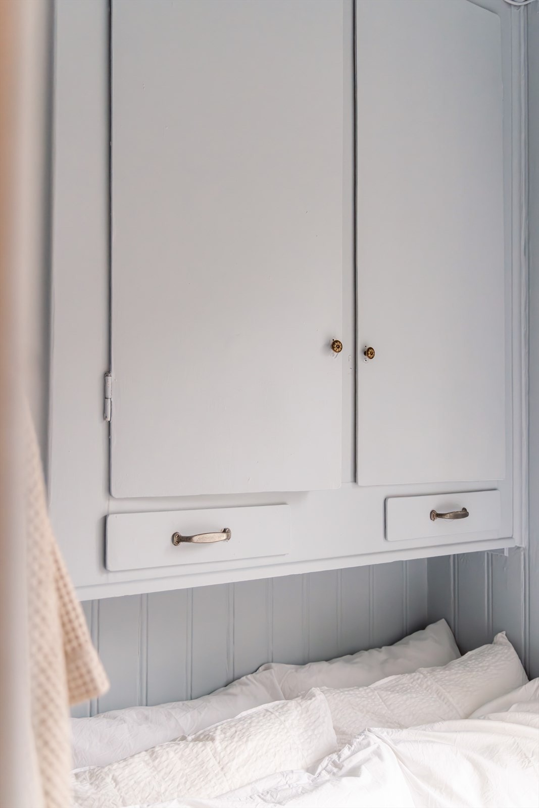 Praktisk oppbevaring i originale overskap, og under sengen. Galleribilde