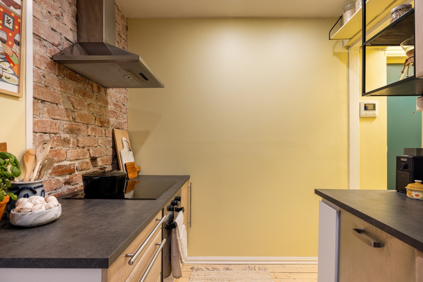 Vakker teglstein over deler av kjøkkenbenken. Vegger på kjøkkenet og i entréen er malt november 2024. Galleribilde