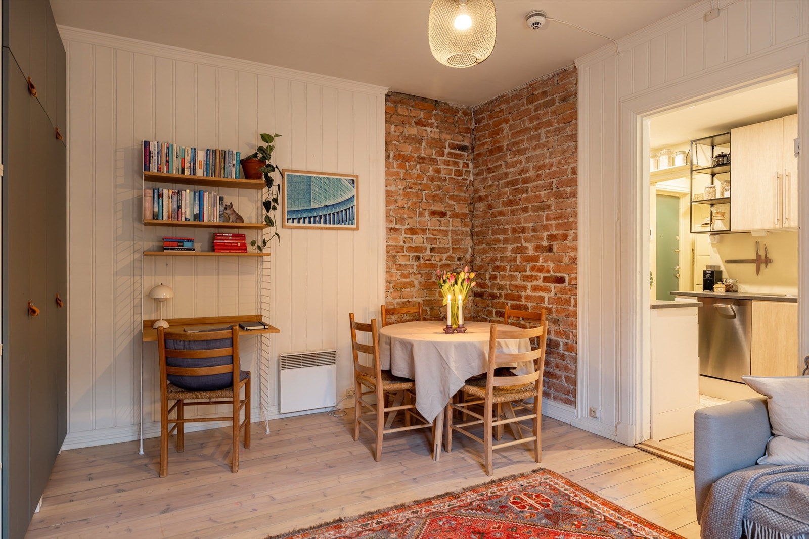 Naturlige soner i stuen med både sofa/tv seksjon og spisebord. Galleribilde