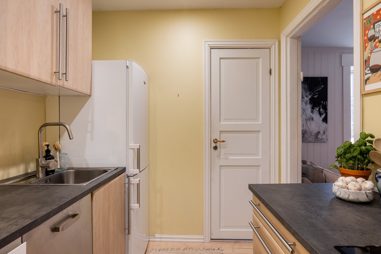 Kjøkkenet er godt utnyttet og består av integrert stekeovn, platetopp, vaskemaskin og egen nisje for kjøleskapet. Alle hvitevarer på kjøkkenet medfølger. Galleribilde