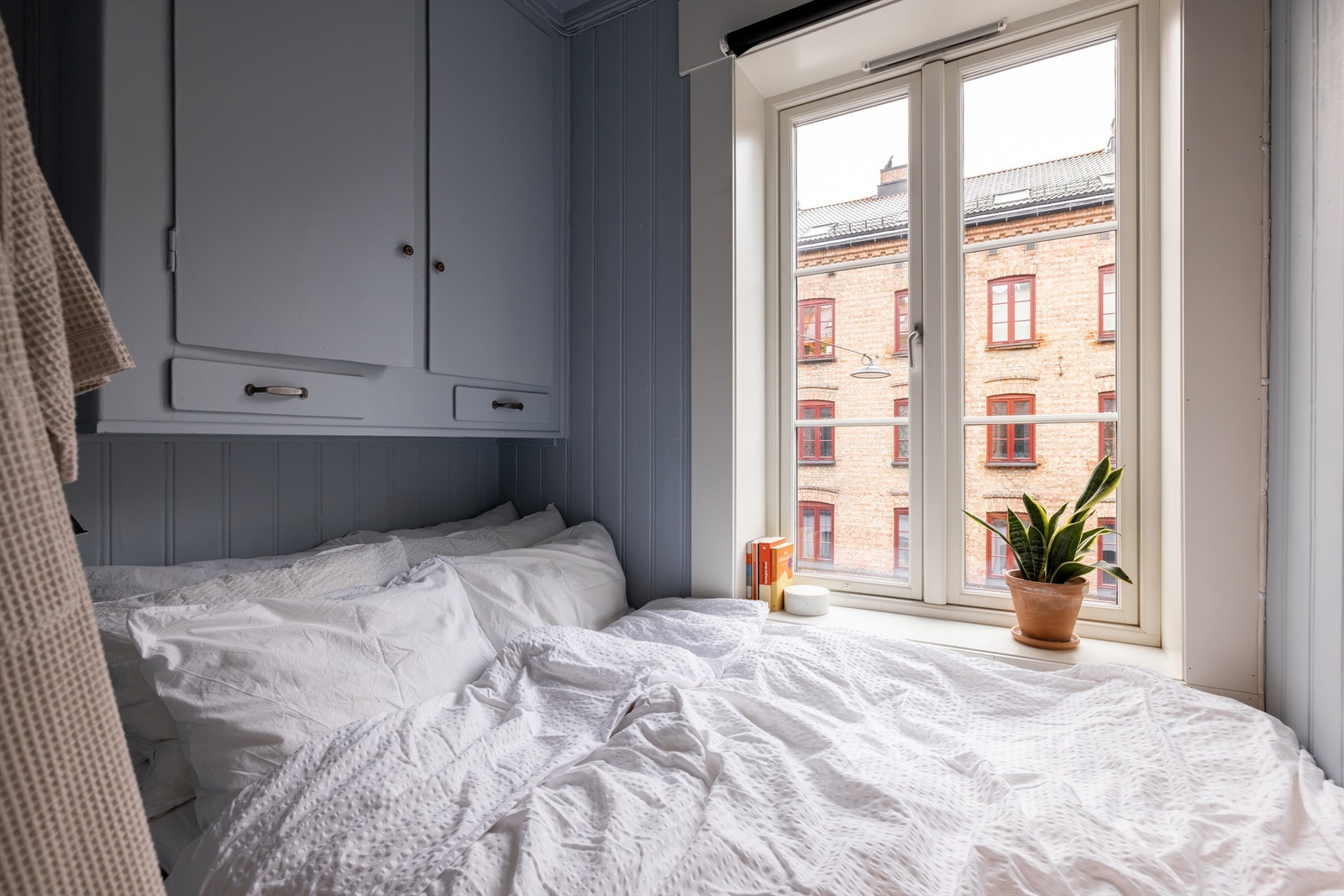 Lun alkove med seng, og et stort vindu som slipper inn mye naturlig lys samt lufter godt på sommeren. Galleribilde