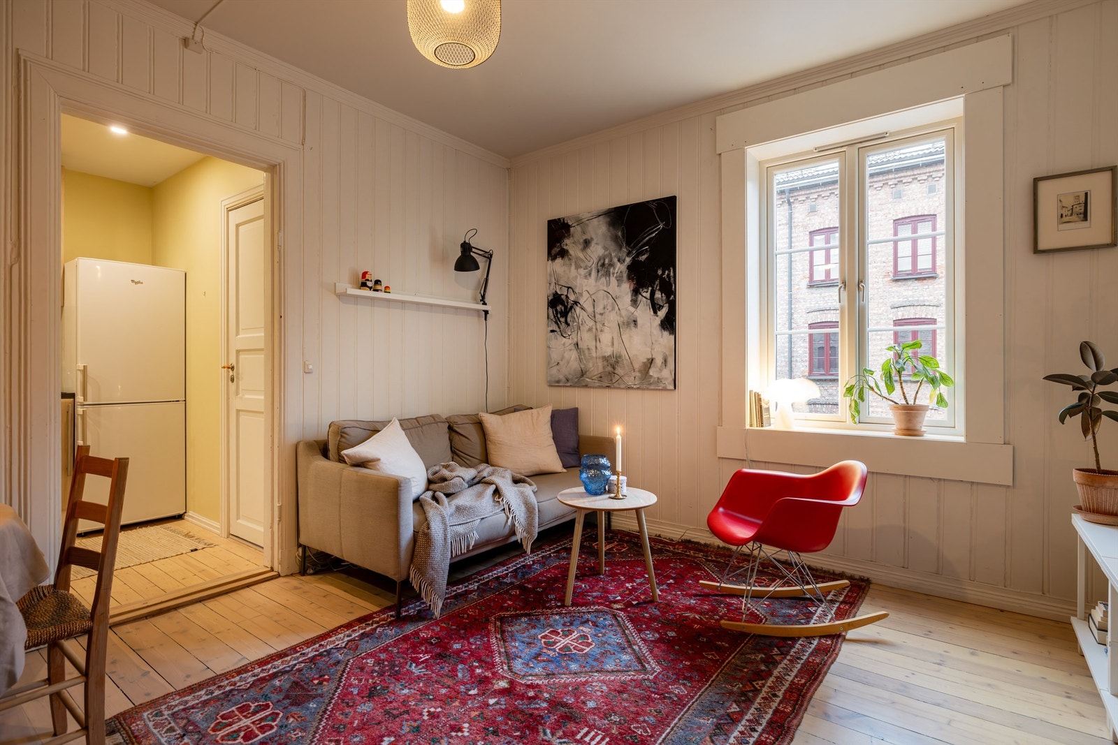 Masse lysinnslipp fra vinduet og en takhøyde på 2.68 meter, bidrar til en luftig atmosfære. Vinduene ble byttet i 2019. Galleribilde