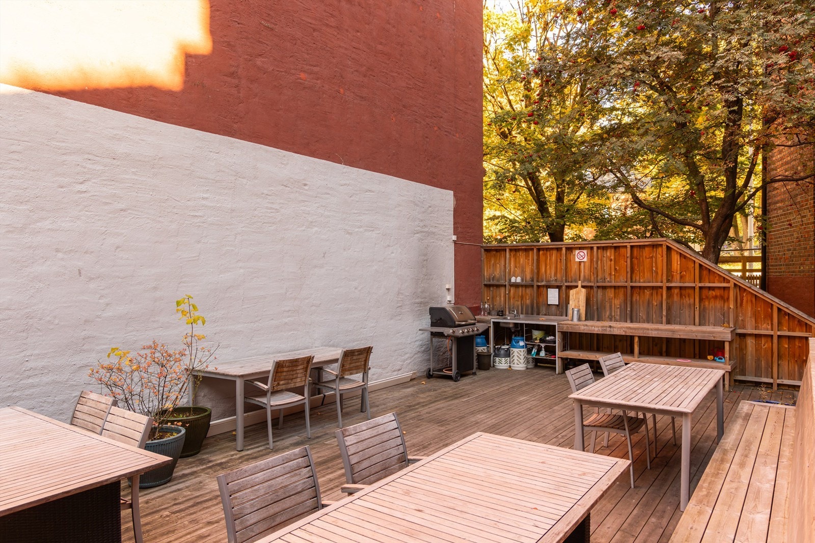 Hyggelig og sosial sone i bakgården med oppsatte benker og bord til glede for beboere. Galleribilde